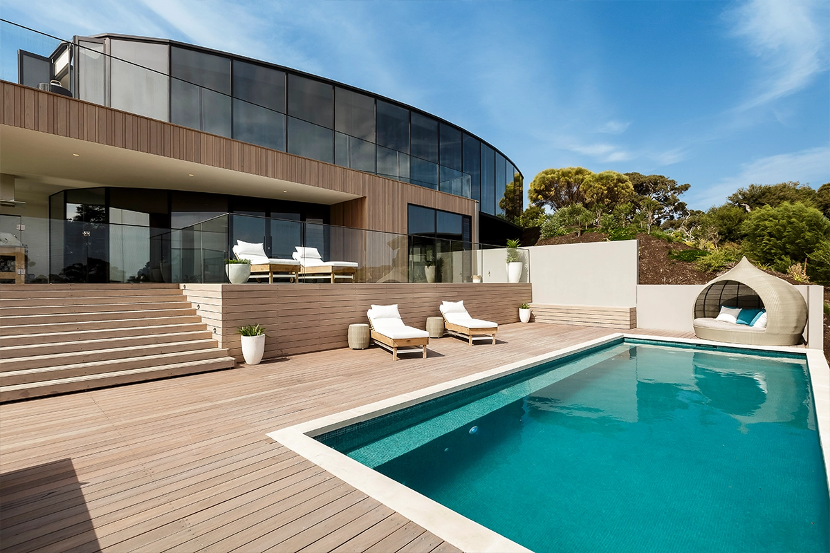 Exclusive-prime-real-estate-Dubai-waterfront-luxury-villa